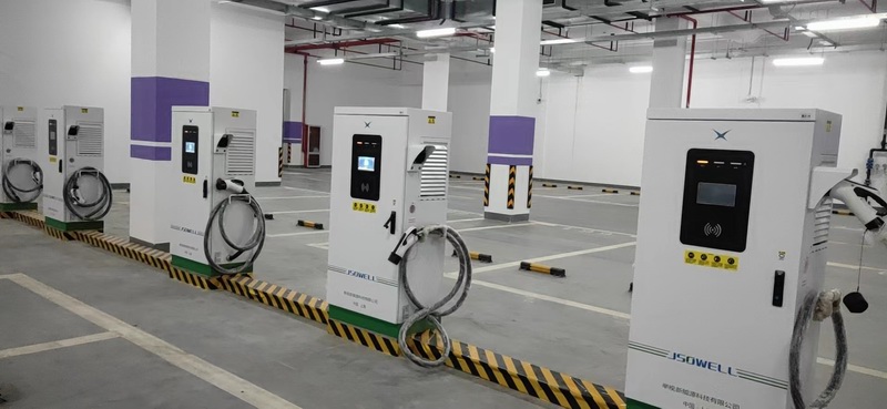 电动汽车新能源欧标充电桩主要包括交流充电桩（EVSE,ElectricVehicleSupplyEquipment）和直流充电桩两大类